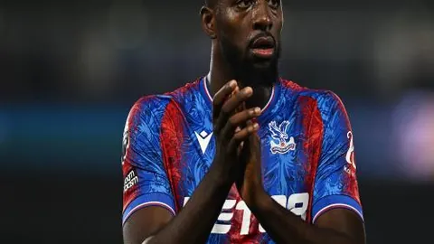 官方披露：梅西与苏亚雷斯因触及对方颈部被罚款38527元，热议不断